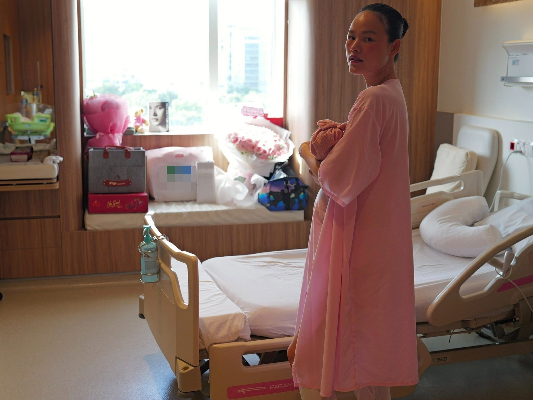 Siêu mẫu đình đám Vbiz sinh con đầu lòng