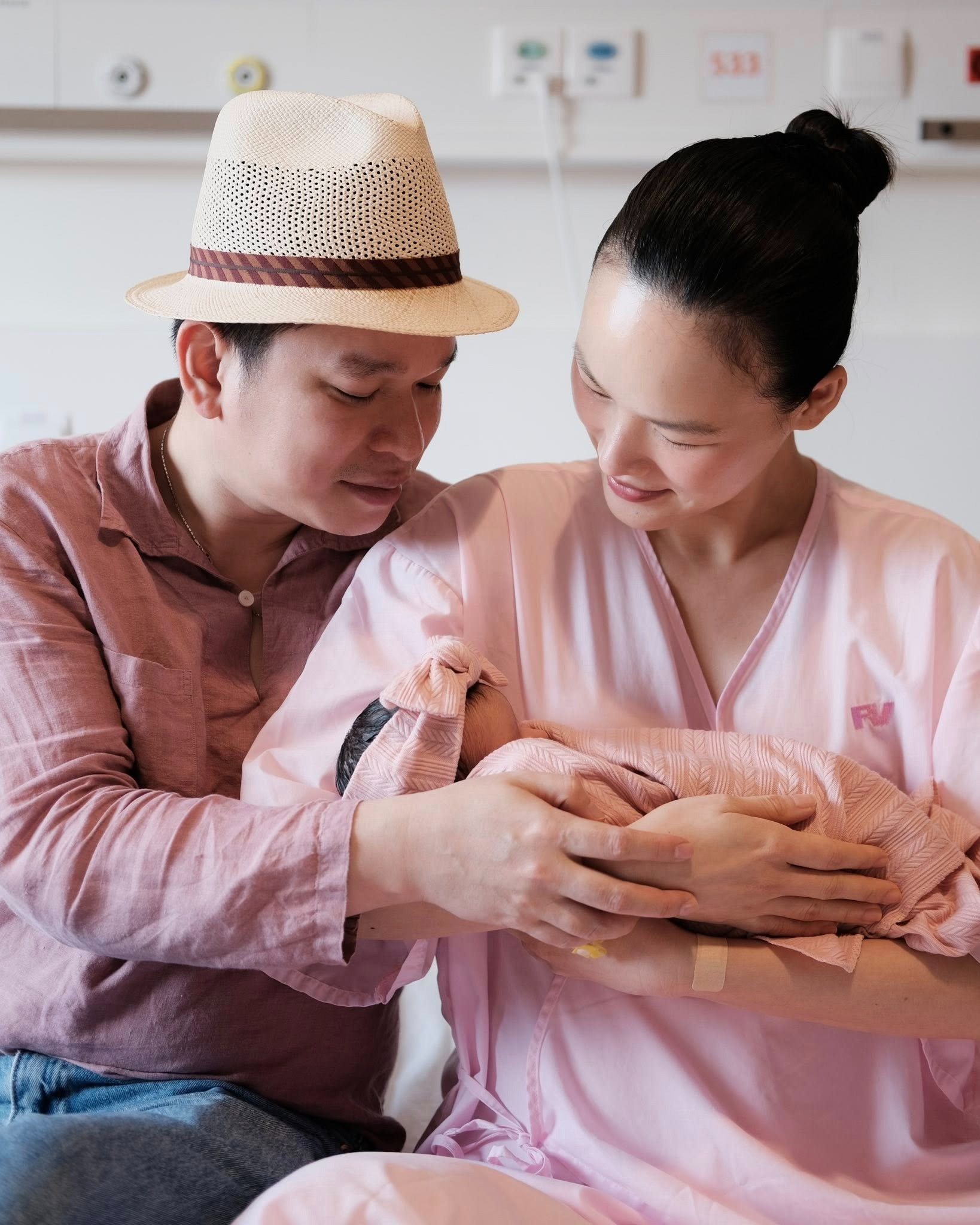 Siêu mẫu đình đám Vbiz sinh con đầu lòng