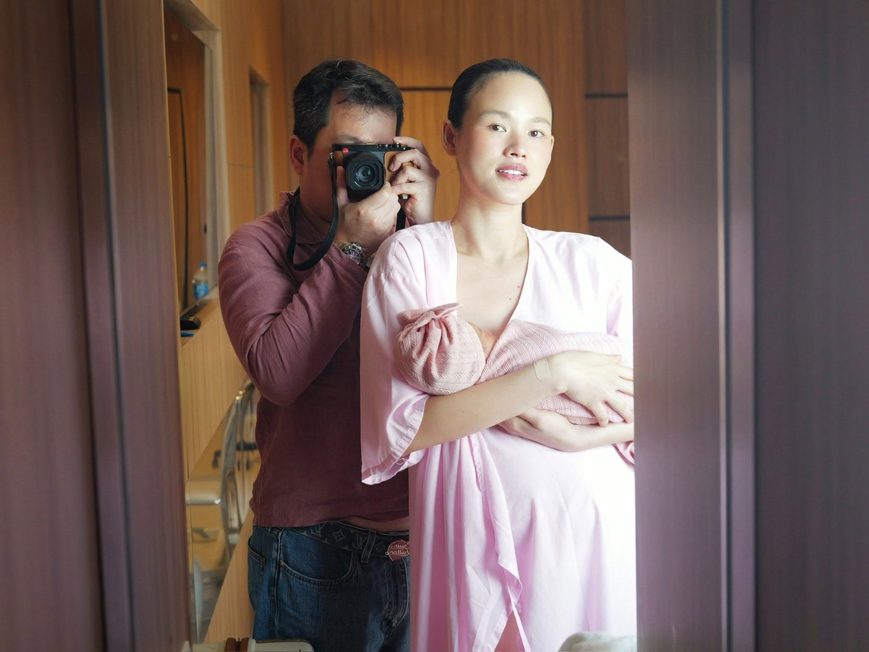 Siêu mẫu đình đám Vbiz sinh con đầu lòng