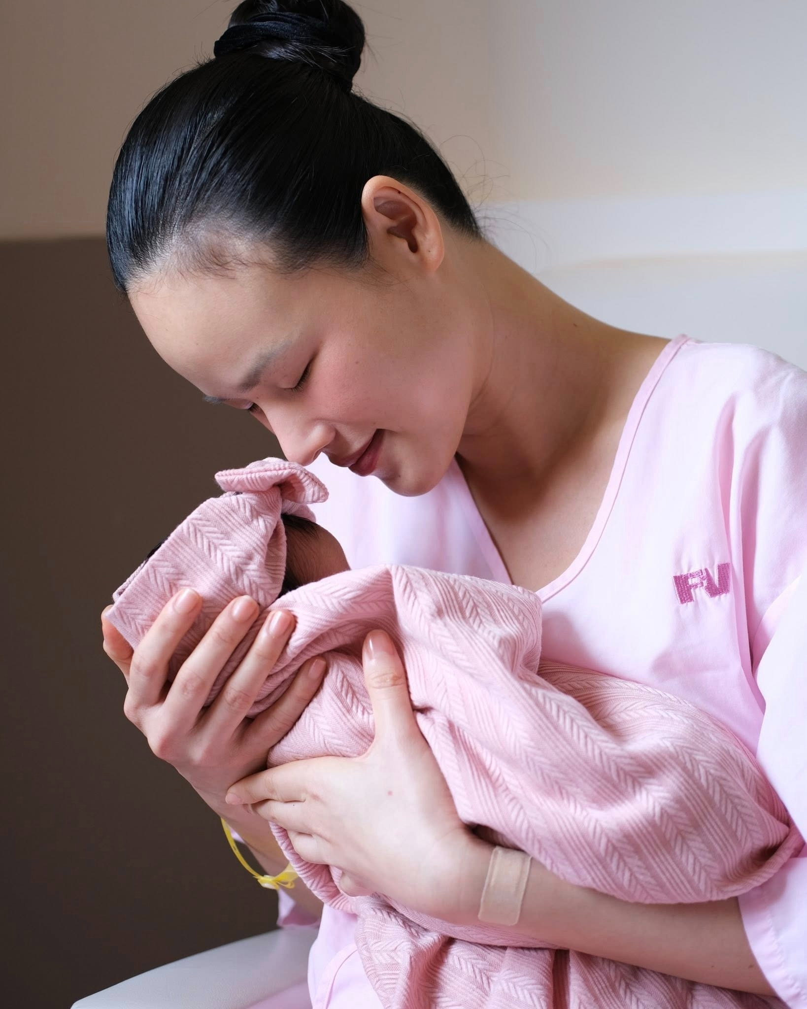 Siêu mẫu đình đám Vbiz sinh con đầu lòng