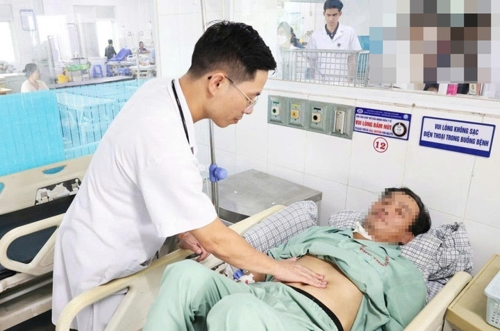 Bác sĩ Hà Thế Linh thăm khám người bệnh. (Ảnh: BVCC)