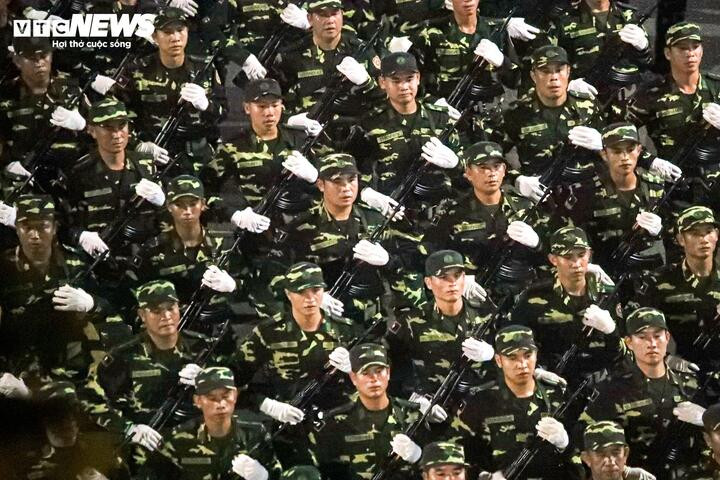 Quân đội Nhân dân Lào bước đi trên Quảng trường Ba Đình.