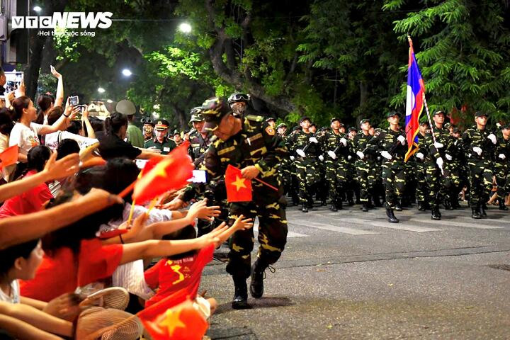 Quân đội Nhân dân Lào đi trong vòng tay người dân Việt Nam. (Ảnh: Nguyen A)