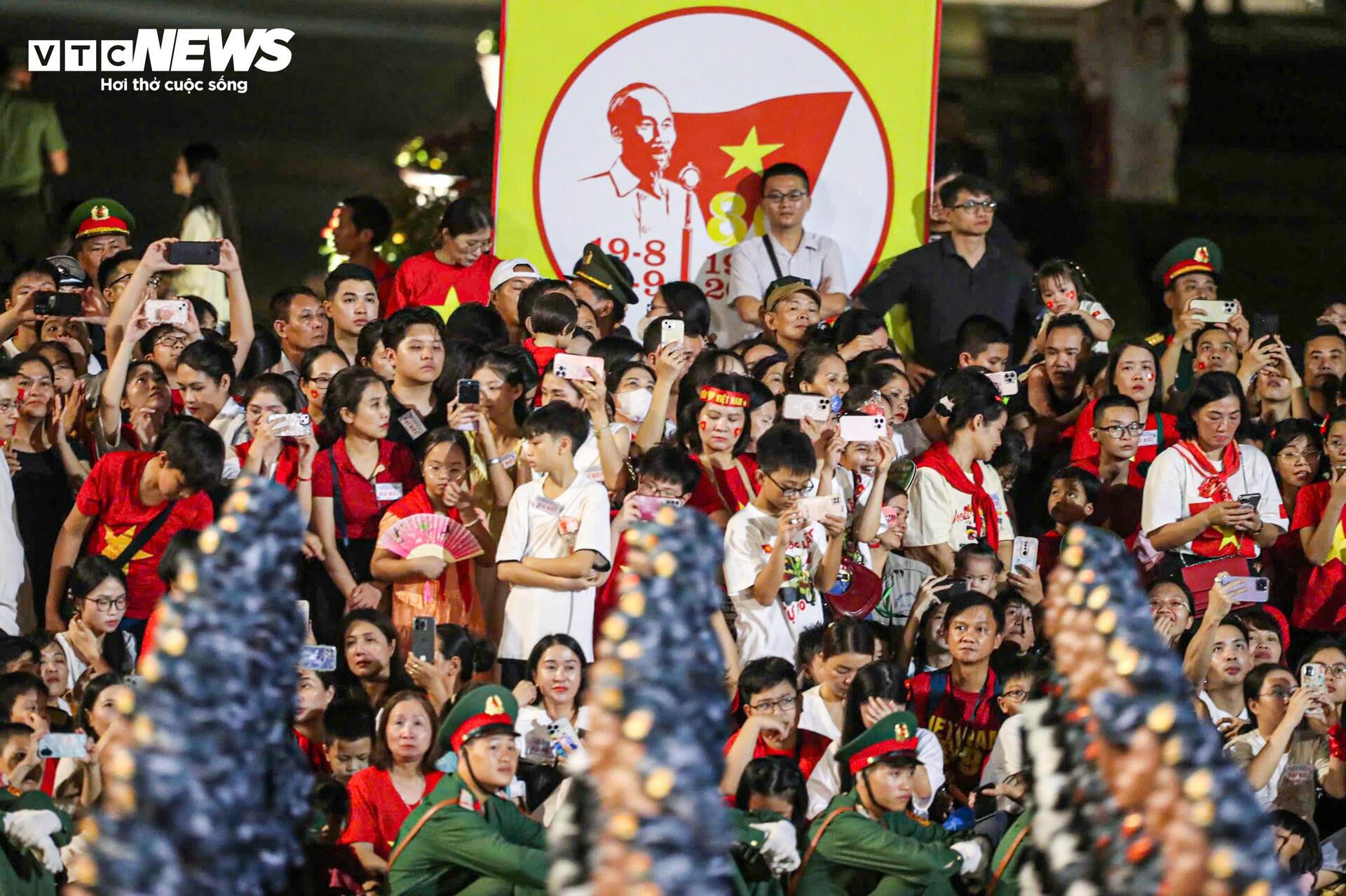 Vạn người reo hò khi tên lửa, xe tăng hùng dũng tiến qua Quảng trường Ba Đình - 4