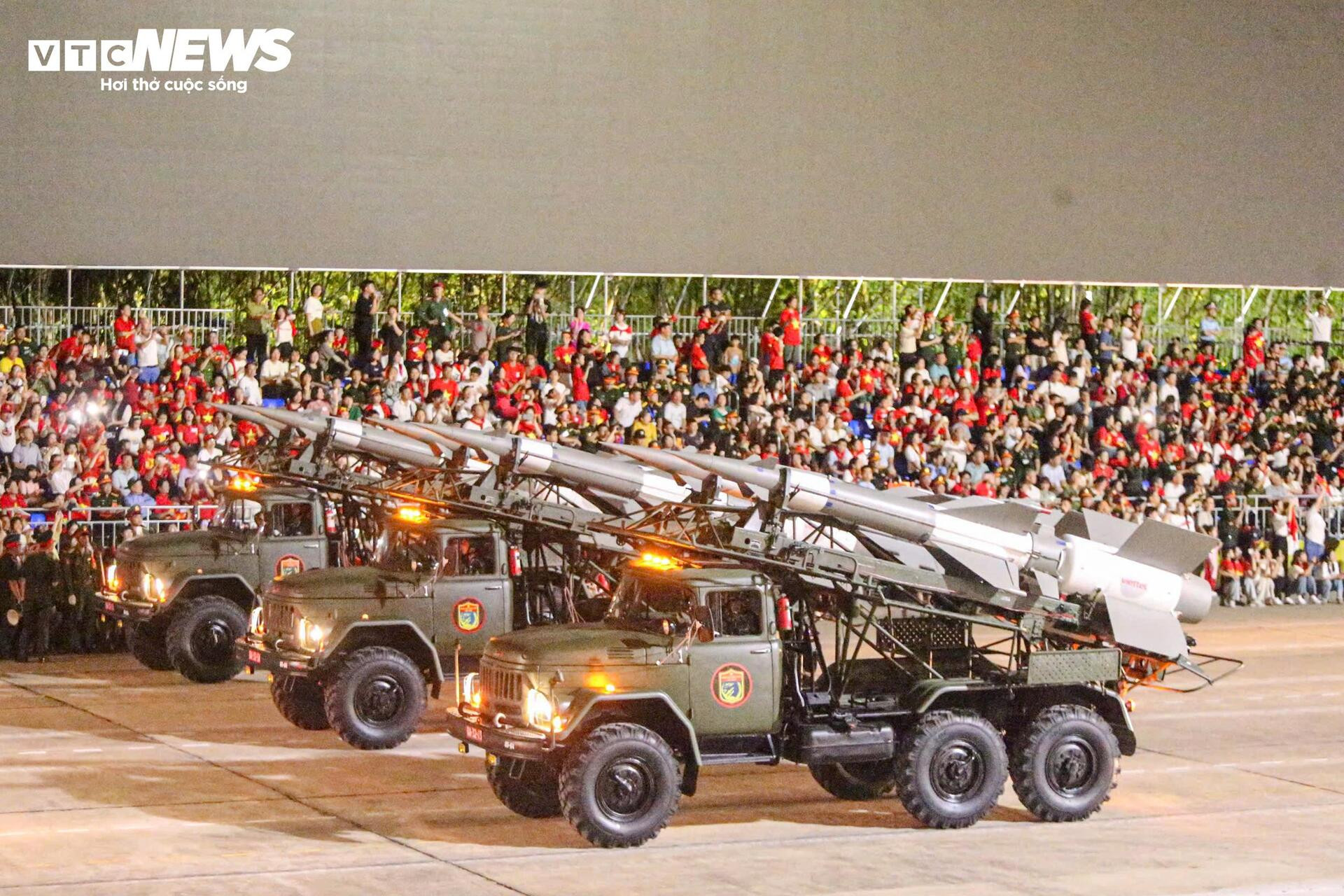 Vạn người reo hò khi tên lửa, xe tăng hùng dũng tiến qua Quảng trường Ba Đình - 6