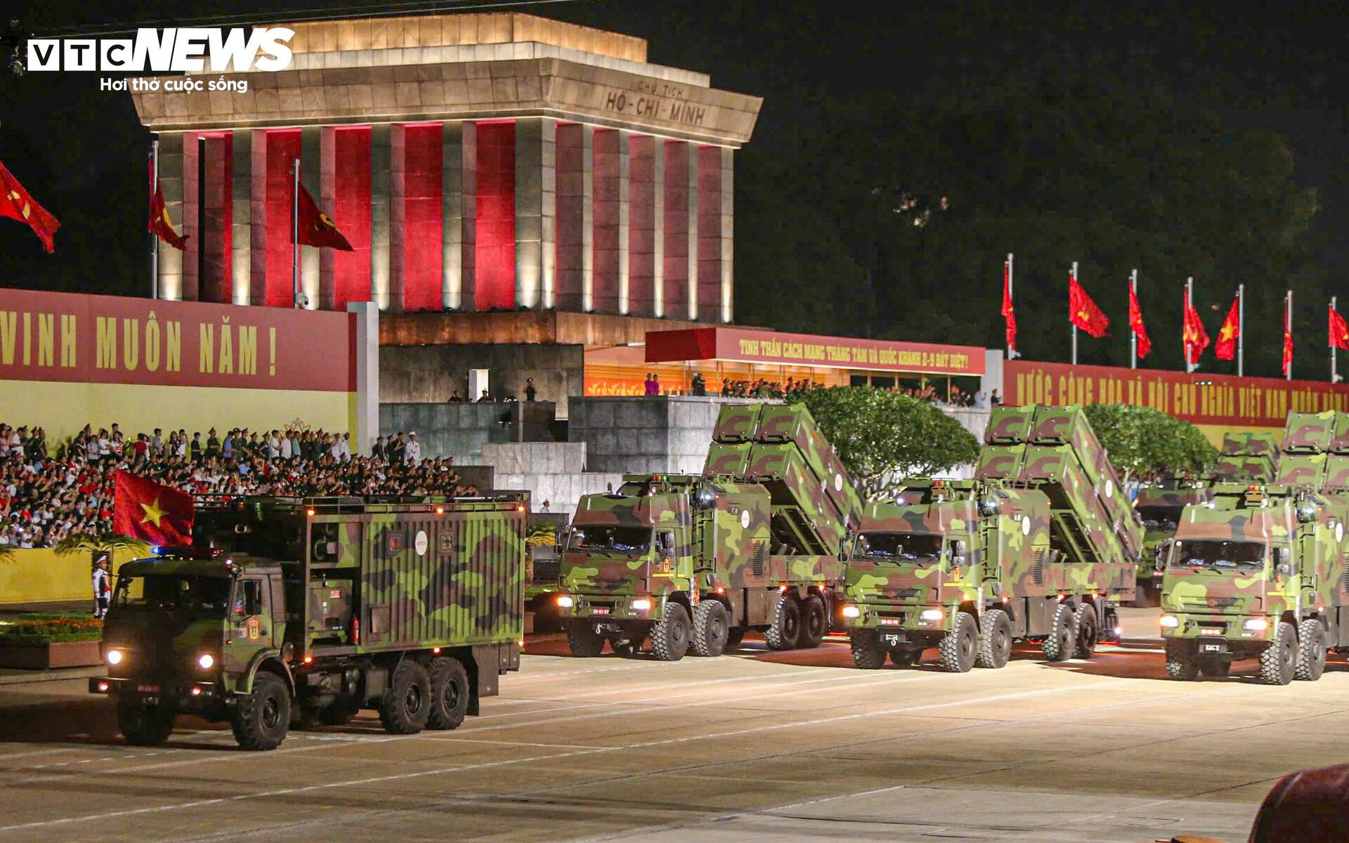 Vạn người reo hò khi tên lửa, xe tăng hùng dũng tiến qua Quảng trường Ba Đình - 10