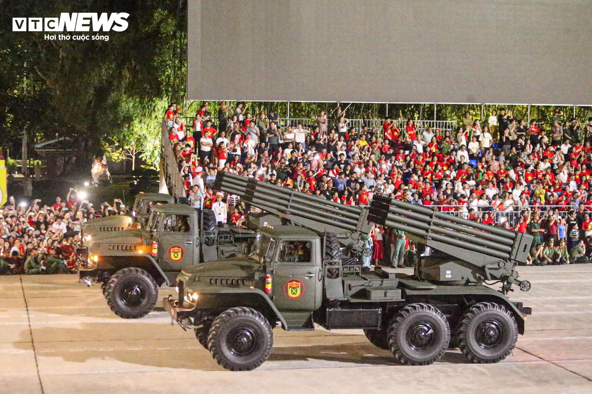 Vạn người reo hò khi tên lửa, xe tăng hùng dũng tiến qua Quảng trường Ba Đình - 5