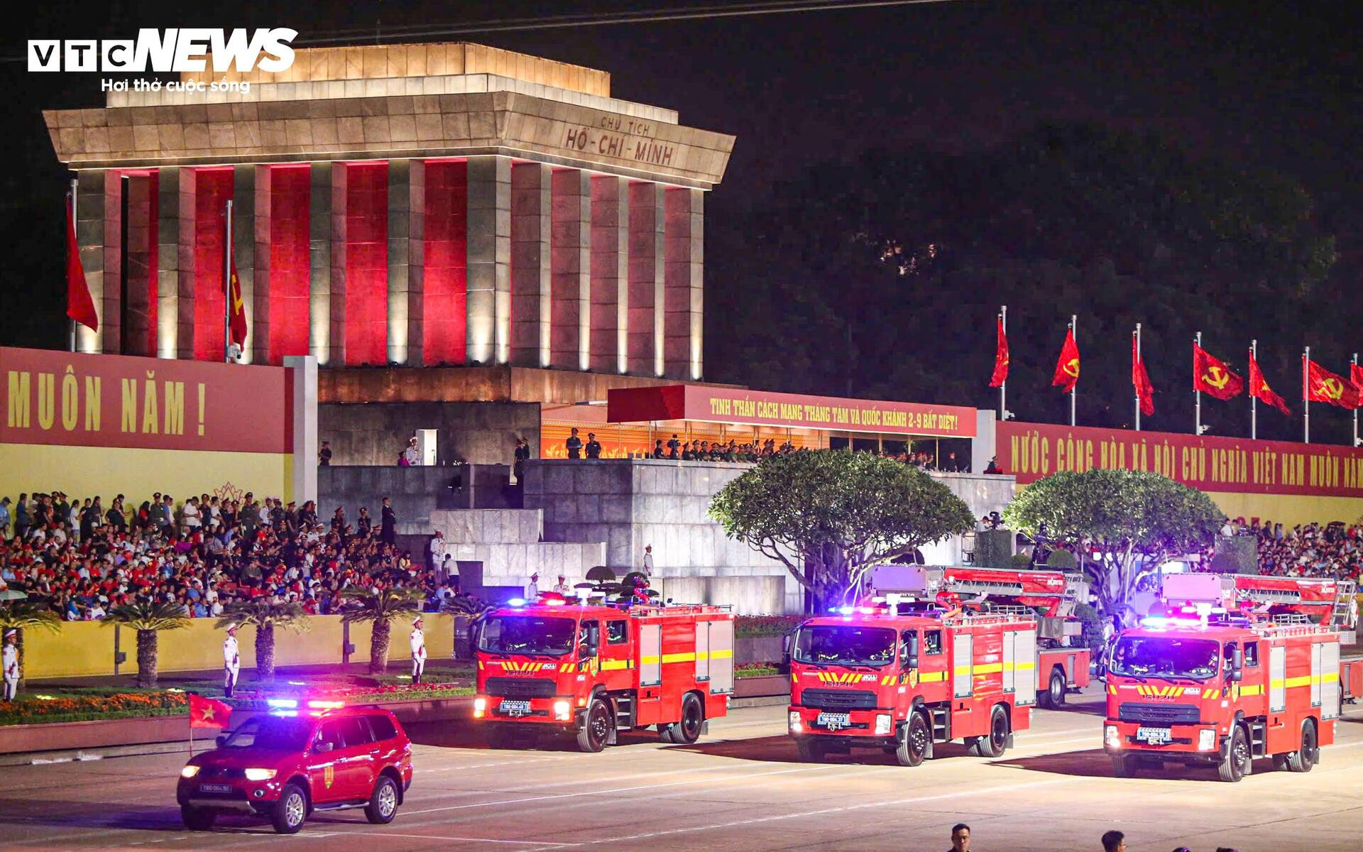 Vạn người reo hò khi tên lửa, xe tăng hùng dũng tiến qua Quảng trường Ba Đình - 16