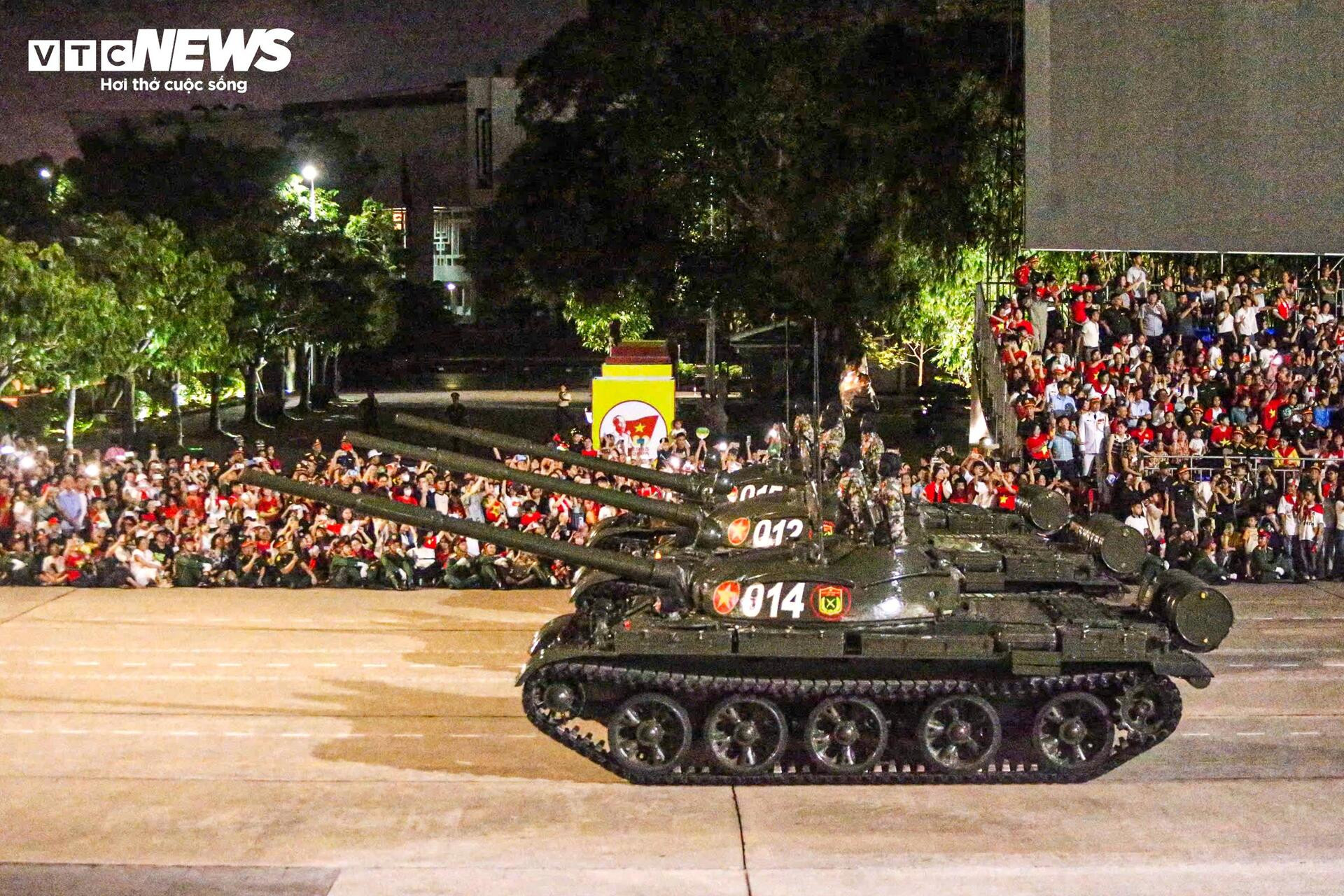 Vạn người reo hò khi tên lửa, xe tăng hùng dũng tiến qua Quảng trường Ba Đình - 13