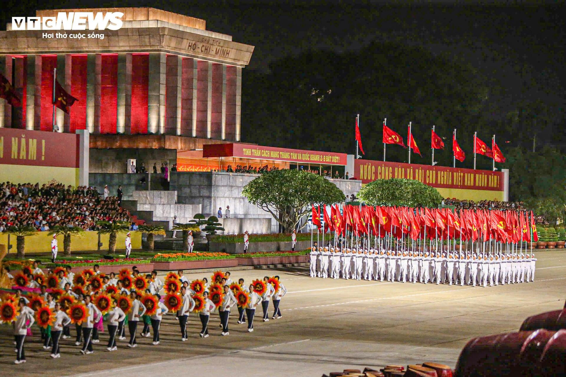 Vạn người reo hò khi tên lửa, xe tăng hùng dũng tiến qua Quảng trường Ba Đình - 1