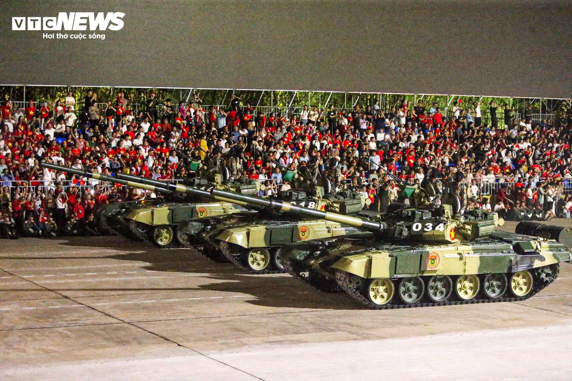 Vạn người reo hò khi tên lửa, xe tăng hùng dũng tiến qua Quảng trường Ba Đình - 9