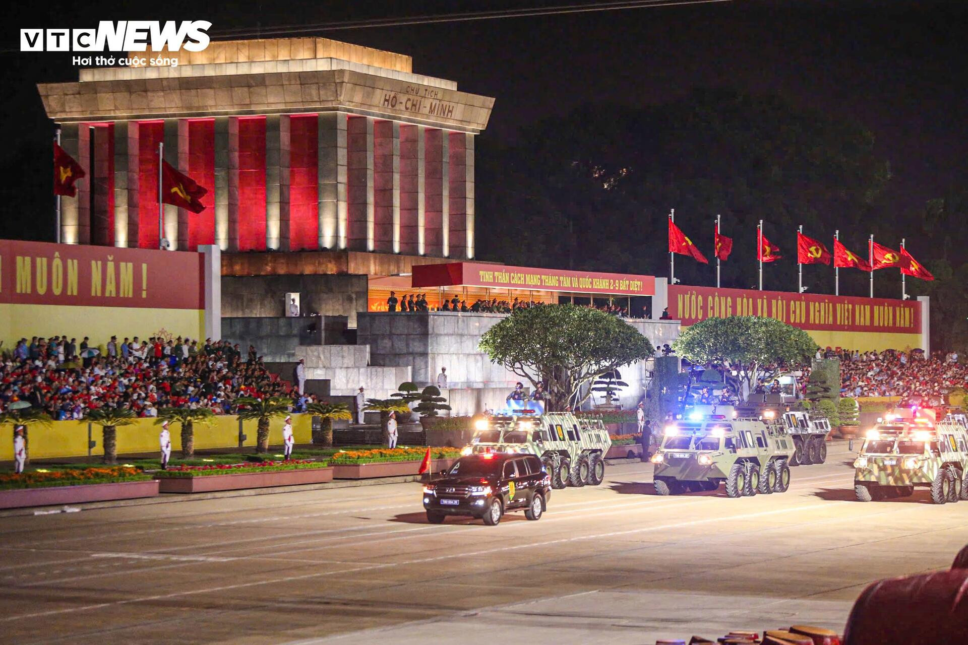 Vạn người reo hò khi tên lửa, xe tăng hùng dũng tiến qua Quảng trường Ba Đình - 15