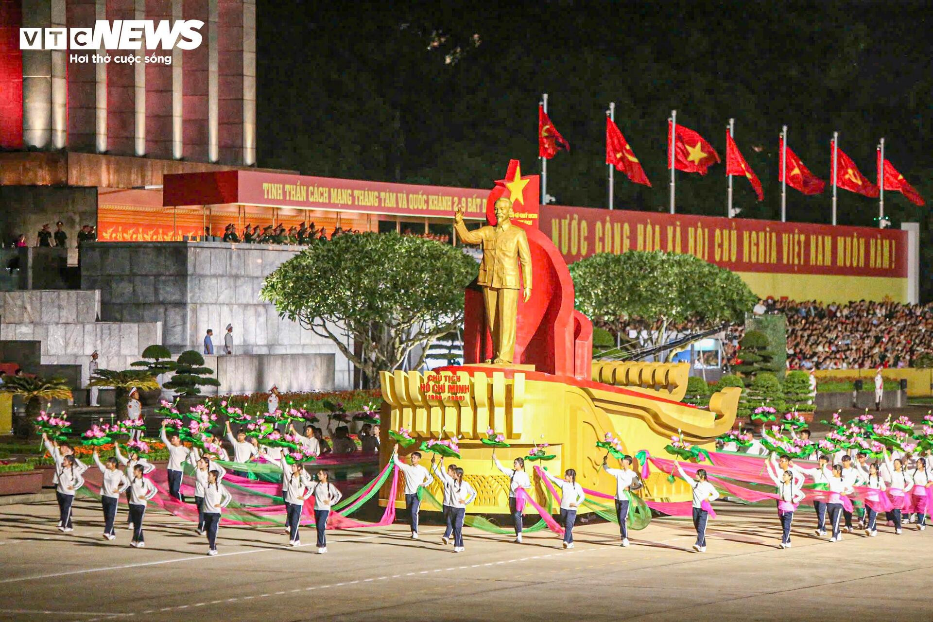 Vạn người reo hò khi tên lửa, xe tăng hùng dũng tiến qua Quảng trường Ba Đình - 2