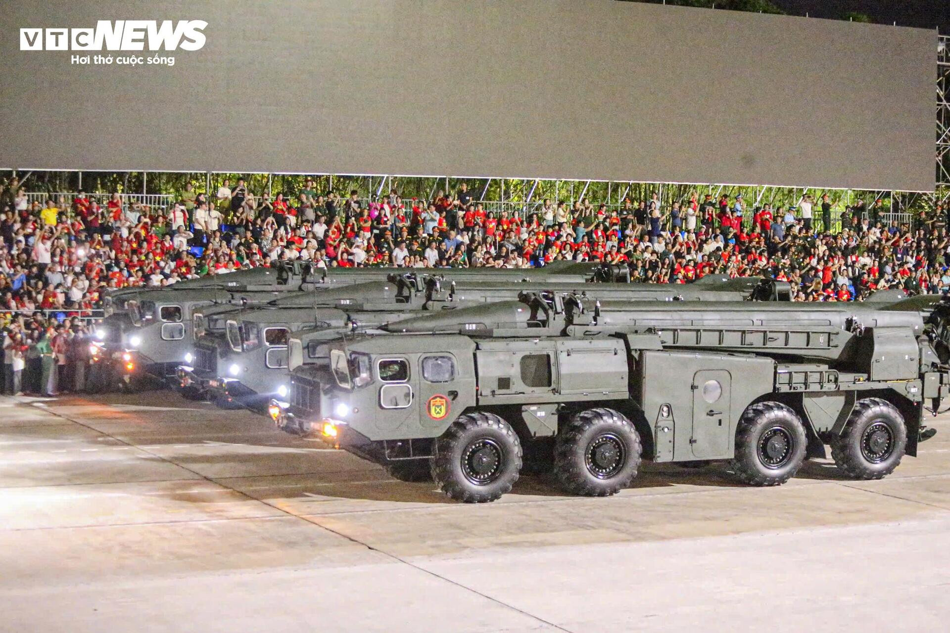 Vạn người reo hò khi tên lửa, xe tăng hùng dũng tiến qua Quảng trường Ba Đình - 8