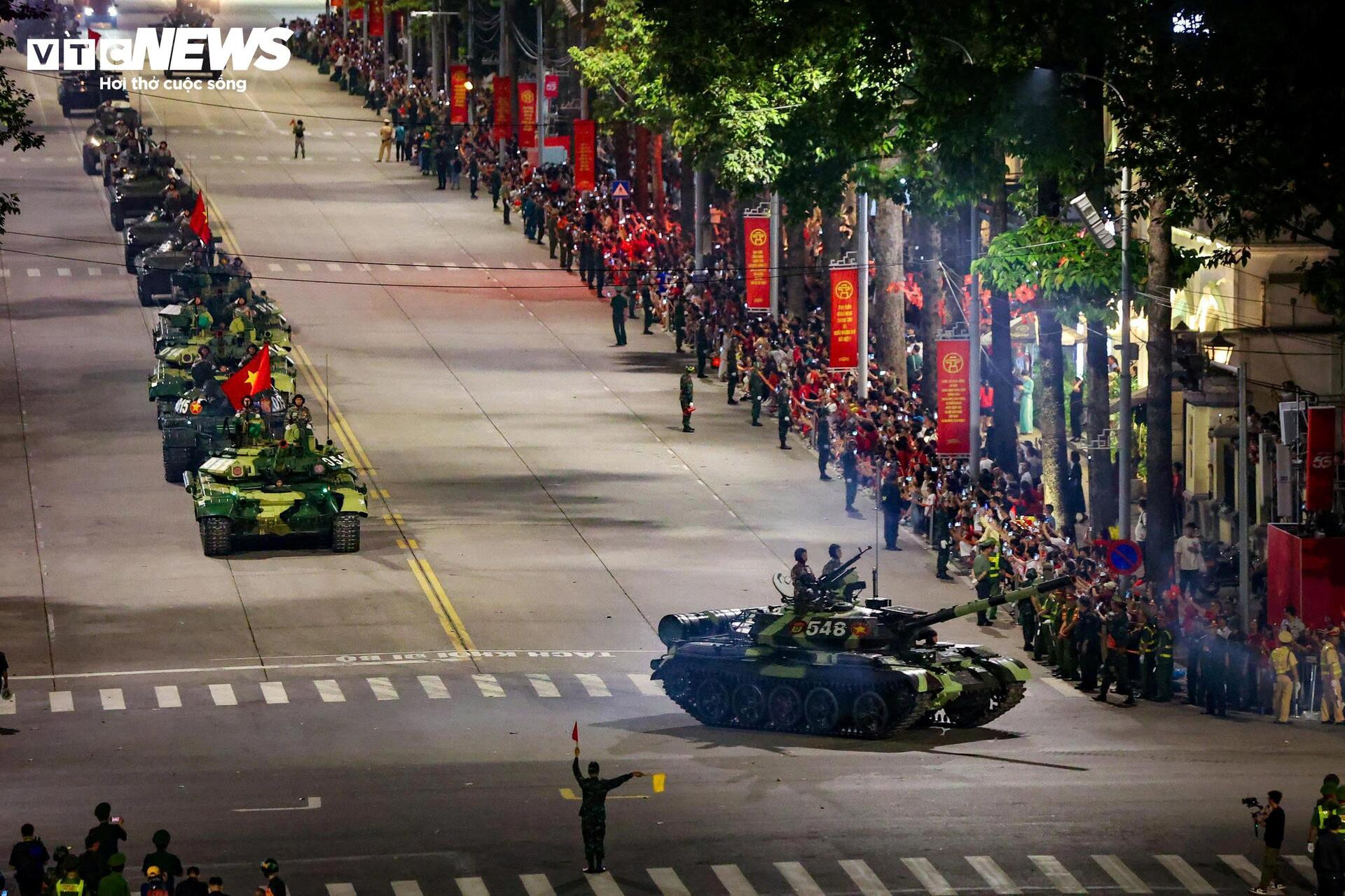 Vạn người reo hò khi tên lửa, xe tăng hùng dũng tiến qua Quảng trường Ba Đình - 12