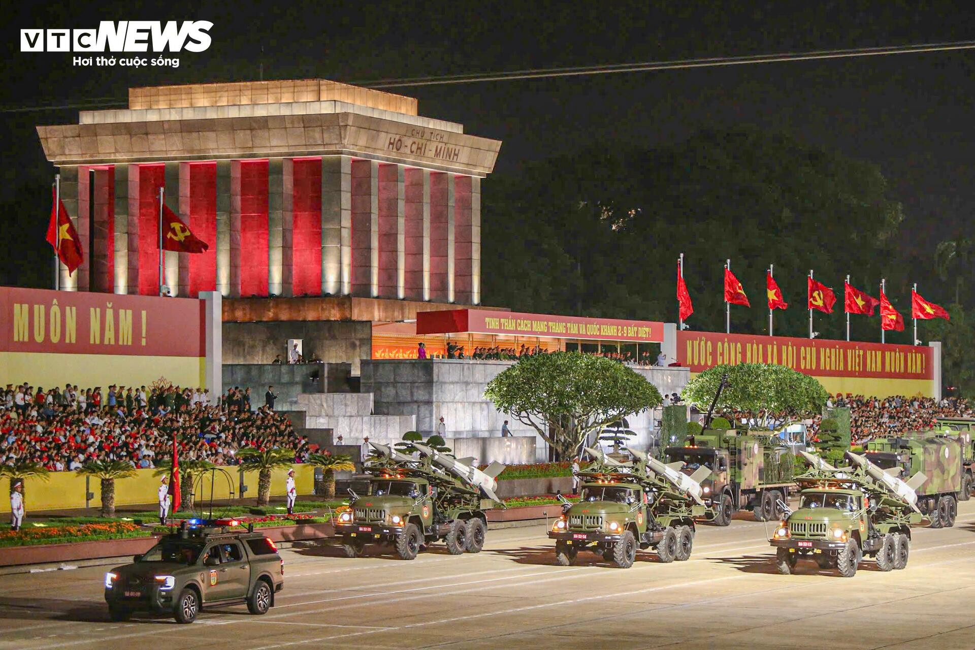 Vạn người reo hò khi tên lửa, xe tăng hùng dũng tiến qua Quảng trường Ba Đình - 3