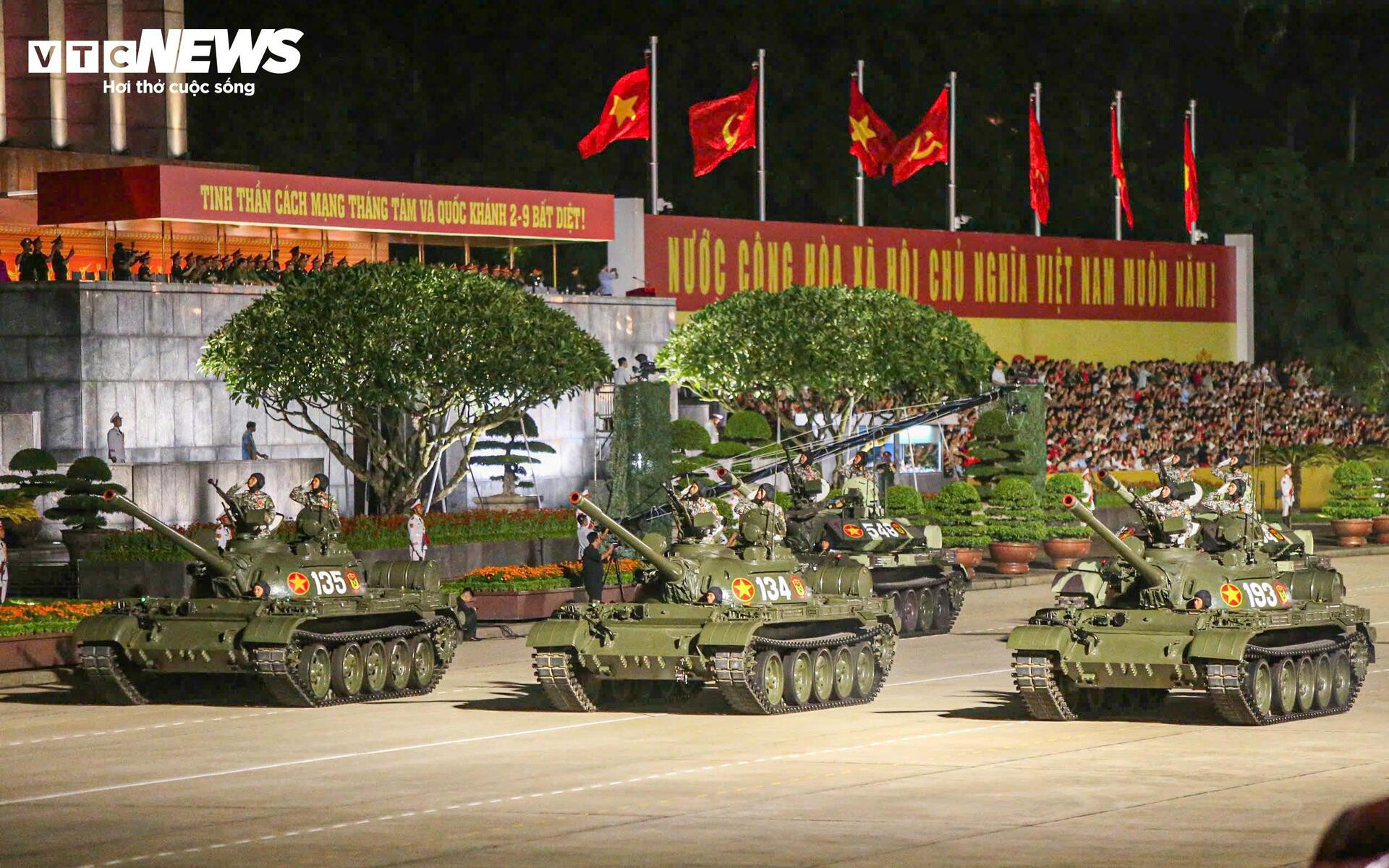 Vạn người reo hò khi tên lửa, xe tăng hùng dũng tiến qua Quảng trường Ba Đình - 14