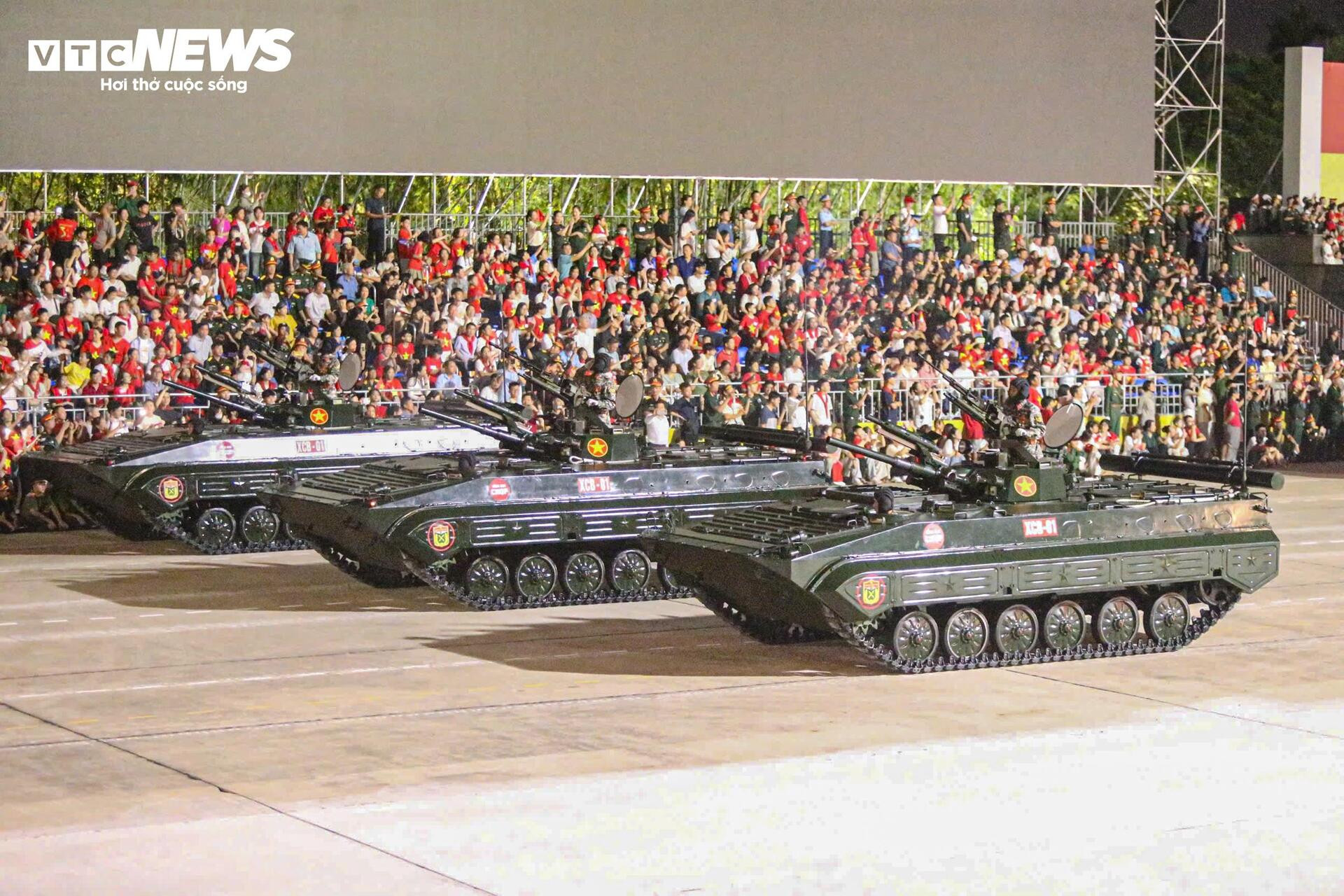 Vạn người reo hò khi tên lửa, xe tăng hùng dũng tiến qua Quảng trường Ba Đình - 11