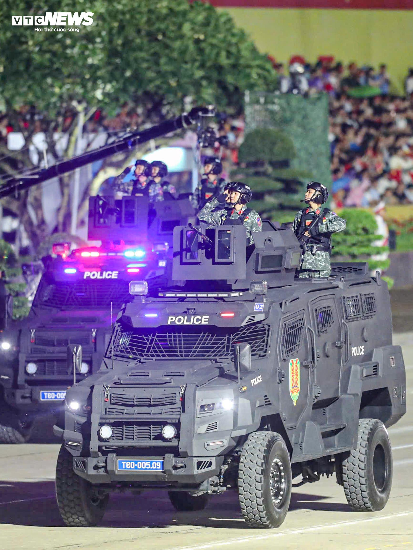 Vạn người reo hò khi tên lửa, xe tăng hùng dũng tiến qua Quảng trường Ba Đình - 17