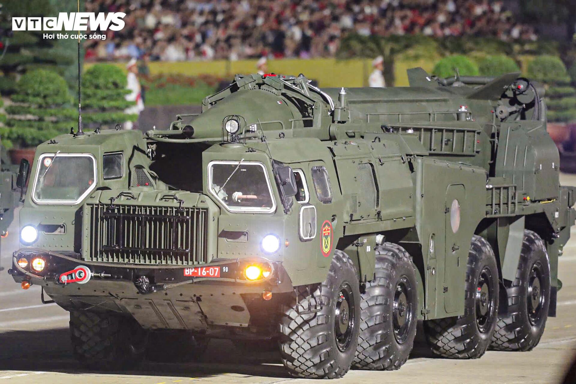 Vạn người reo hò khi tên lửa, xe tăng hùng dũng tiến qua Quảng trường Ba Đình - 7