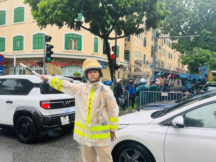 CSGT hướng dẫn các phương tiện di chuyển theo hướng khác.