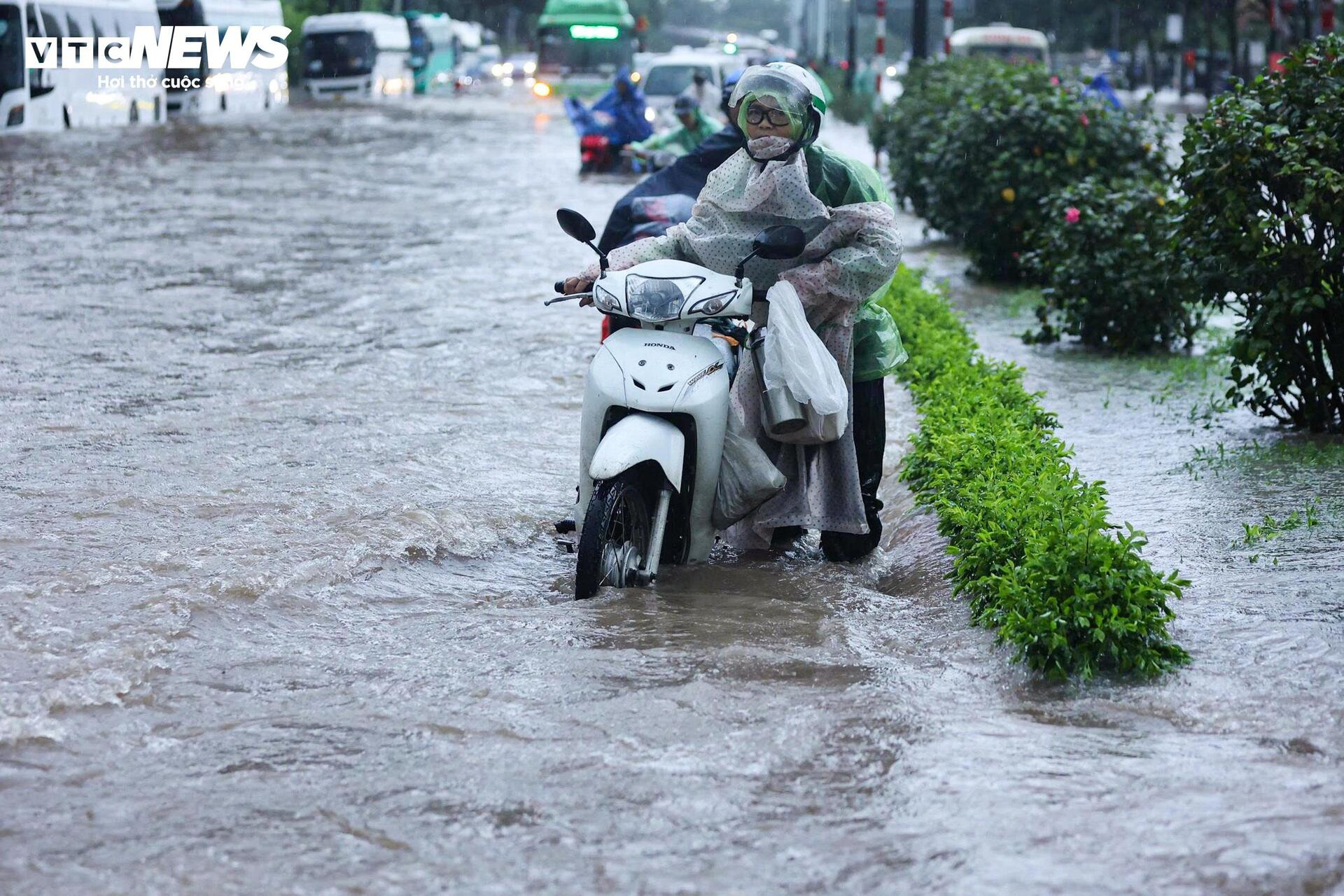 Giao thông Hà Nội hỗn loạn sau mưa lớn, tài xế bỏ ô tô trên đường ngập - 3
