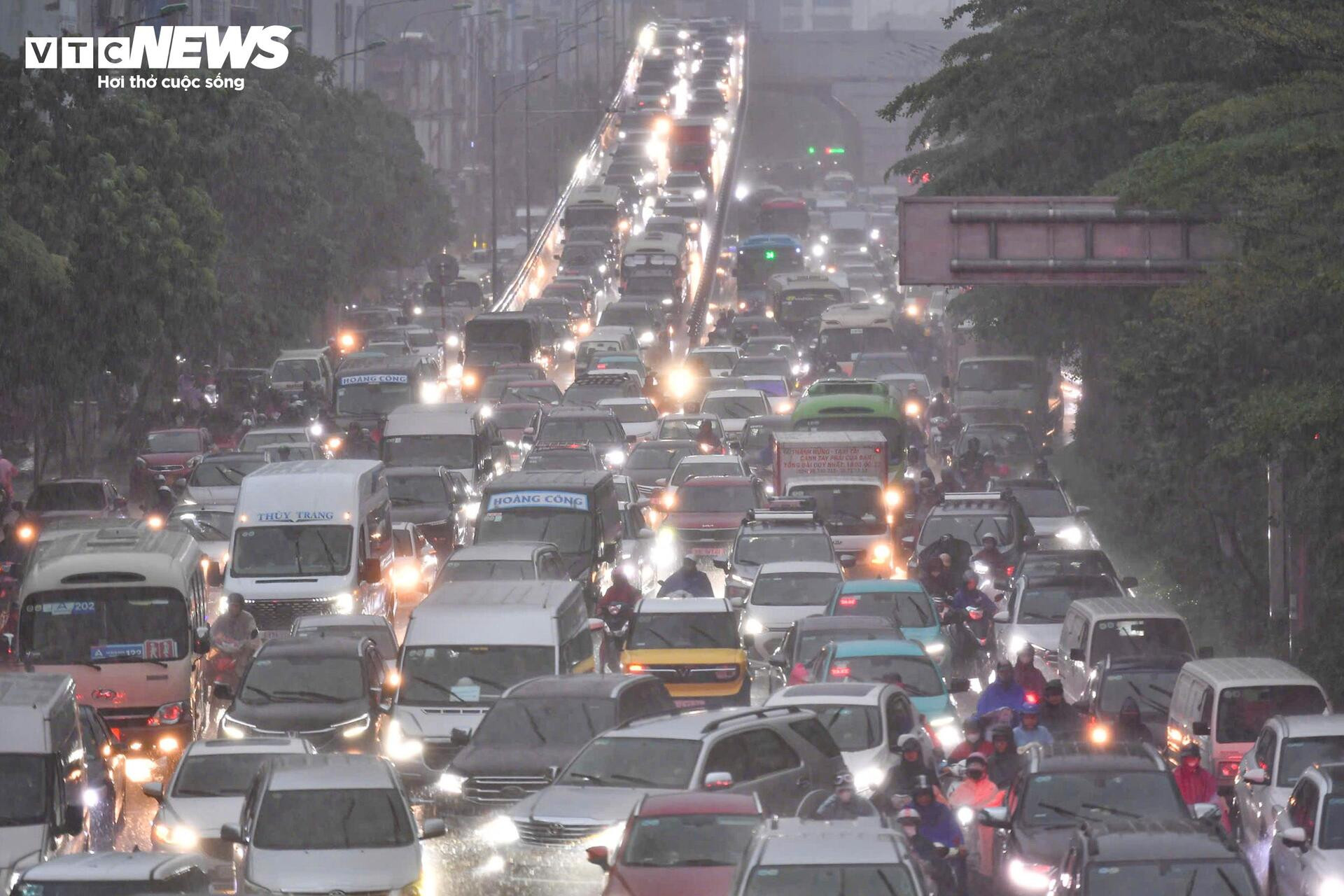 Giao thông Hà Nội hỗn loạn sau mưa lớn, tài xế bỏ ô tô trên đường ngập - 8