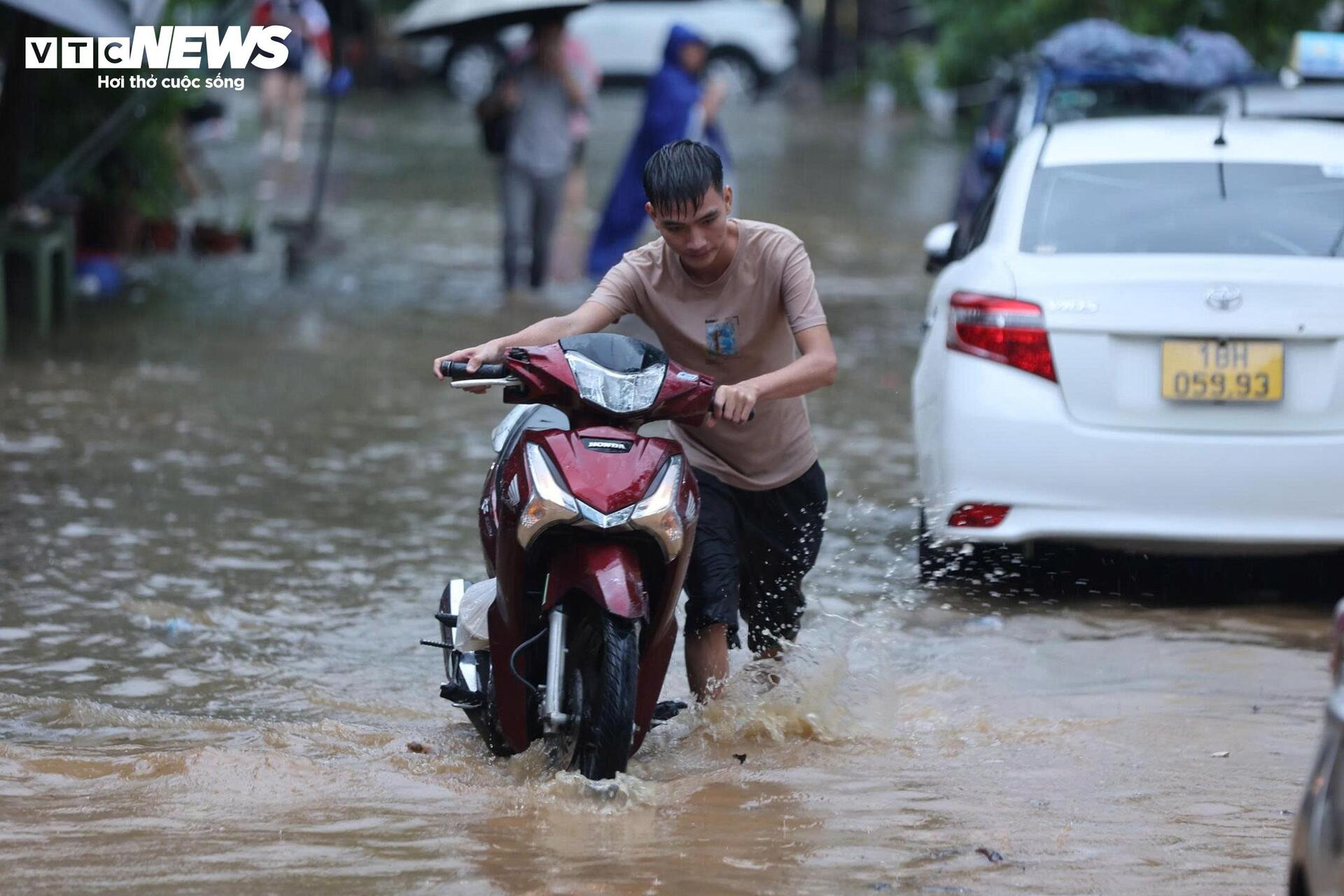 Giao thông Hà Nội hỗn loạn sau mưa lớn, tài xế bỏ ô tô trên đường ngập - 4