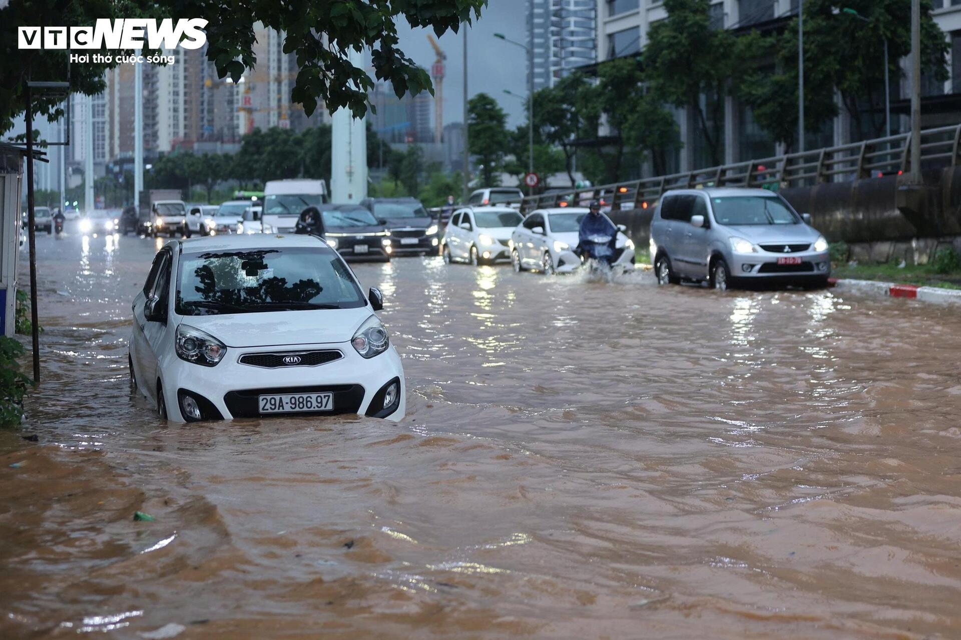Giao thông Hà Nội hỗn loạn sau mưa lớn, tài xế bỏ ô tô trên đường ngập - 2