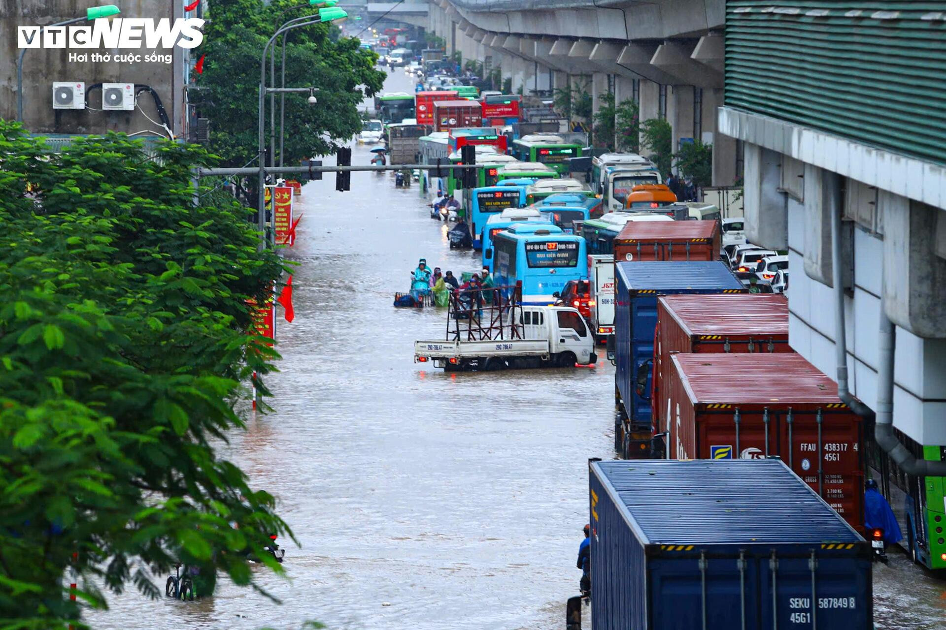 Giao thông Hà Nội hỗn loạn sau mưa lớn, tài xế bỏ ô tô trên đường ngập - 20