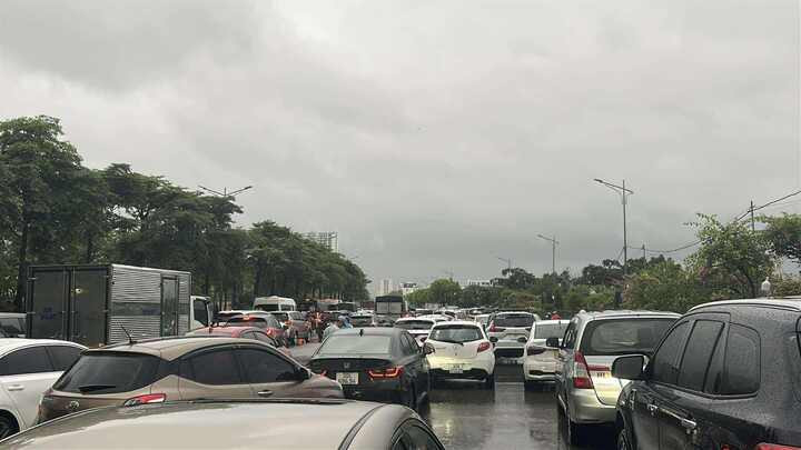 Mưa lớn khiến tuyến đường Phạm Tu ngập sâu nửa mét. Dòng ô tô, xe máy không thể di chuyển đành nằm yên một chỗ.