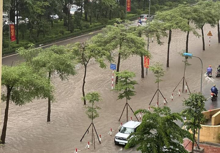 Khu vực khu đô thị Ciputra, Lotte Tây Hồ ngập cả 2 chiều đường.
