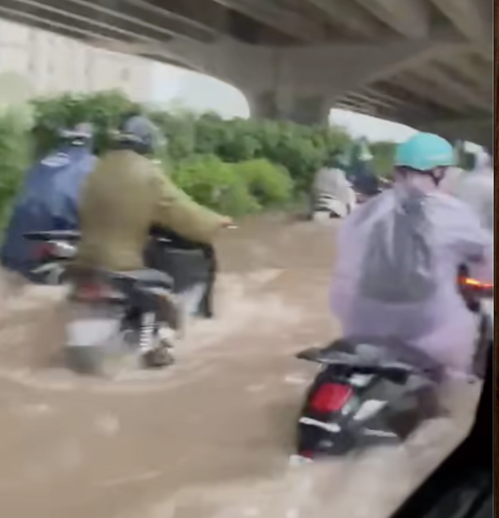 Nhiều xe chết máy, người dân phải xuống dắt bộ tại đường Vành đai 3.