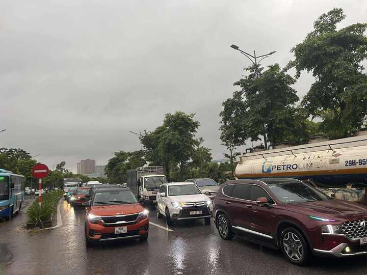 Hà Nội mưa cả đêm, khắp nơi ngập sâu, giao thông tắc cứng - 10