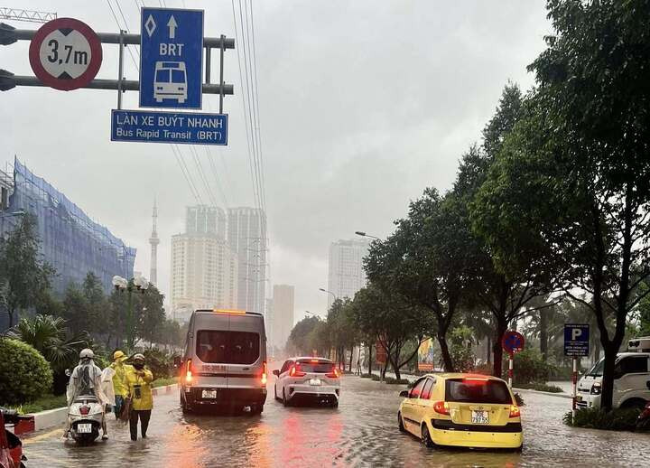 Đường Tố Hữu - Lương Thế Vinh, khu vực Trung Văn cũng ngập sâu.