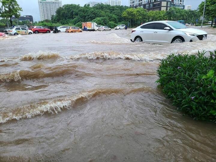 Trận mưa kéo dài cả đêm khiến đường Nguyễn Xiển (Vành đai 3) ngập khoảng nửa mét. Mỗi lượt xe chạy qua, dòng nước trước Tòa án Nhân dân TP Hà Nội lại cuộn sóng, tạt mạnh vào hai bên đường.