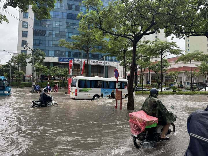 Sáng sớm 26/8, ngã tư Đào Tấn nước ngập cao quá vỉa hè.