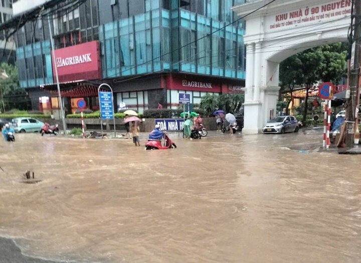 Đường Nguyễn Tuân cũng ngập sâu, giao thông tê liệt.