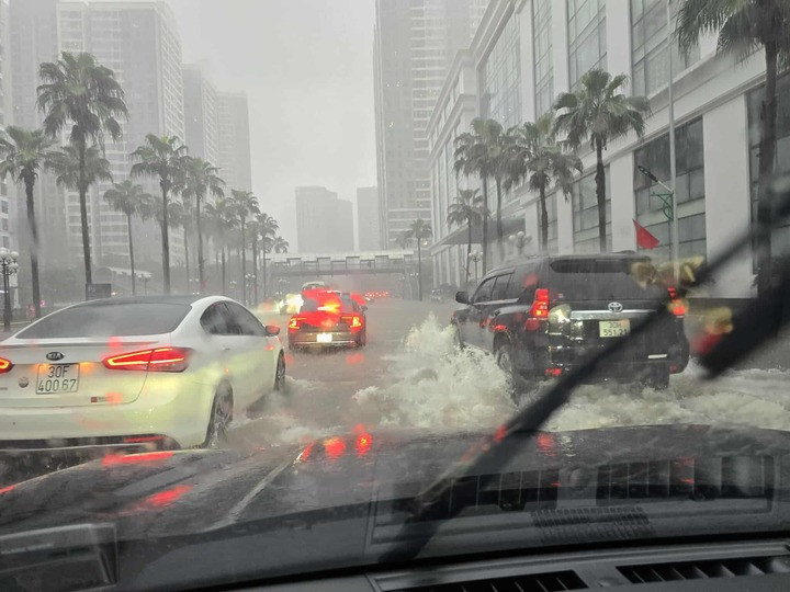 Đường bên trong khu đô thị này cũng ngập sâu, trong khi mưa vẫn trút không ngớt.