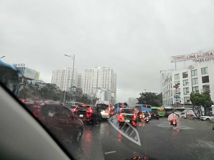 Đường Minh Khai, đoạn trước khu đô thị Times City bị ngập khiến các phương tiện di chuyển khó khăn.