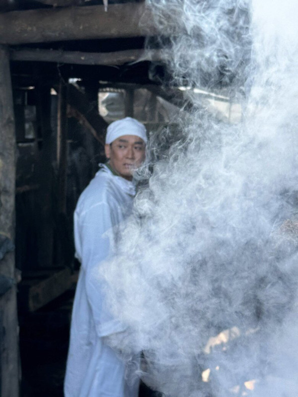 Hứa Vĩ Văn – bác sĩ Lê trong ‘Mưa đỏ’: Tham gia phim tôi cảm giác được ‘tái sinh’ - Ảnh 4.
