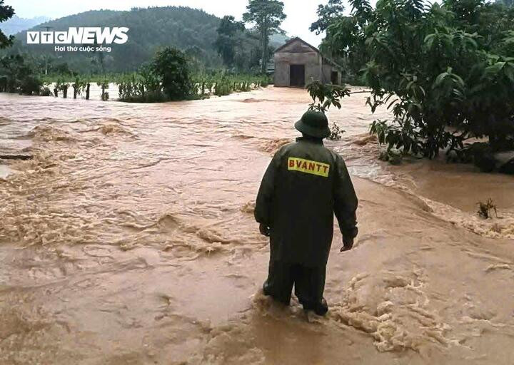 Trong đó, xã Xuân Chinh bị mất điện từ 15h ngày 25/8 và 14 thôn của xã đang bị cô lập hoàn toàn do mưa lũ.