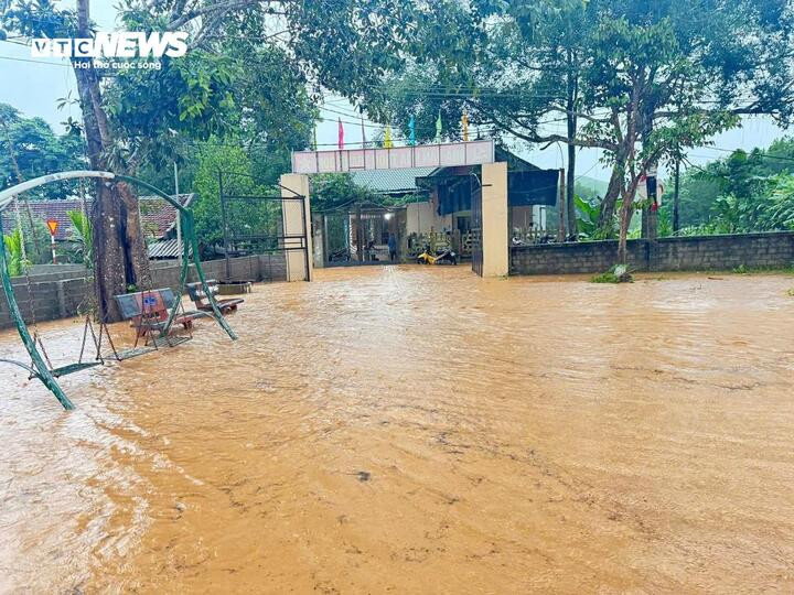 Đến thời điểm hiện tại, xã Tân Thành có 9 thôn với hơn 1.500 hộ (6.423 nhân khẩu) bị cô lập hoàn toàn.