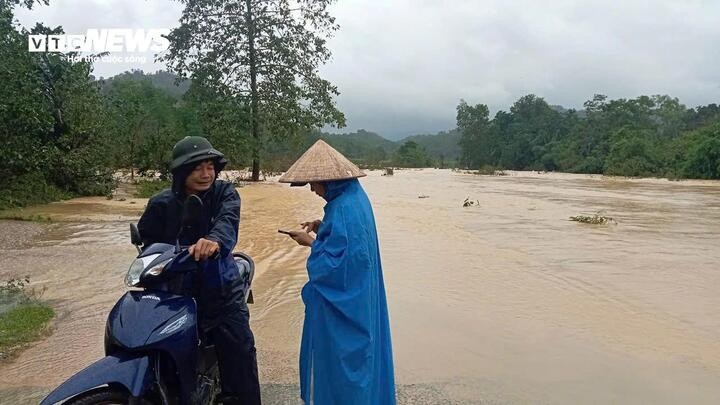Nhiều nơi ở xã Xuân Chinh ngập sâu trong biển nước.