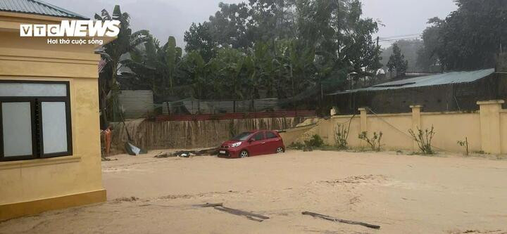 4 thôn Hang Cáu, Nhồng, Quạn, Khằm thuộc xã Vạn Xuân cũng đang bị chia cắt bởi nước lũ bao vây.