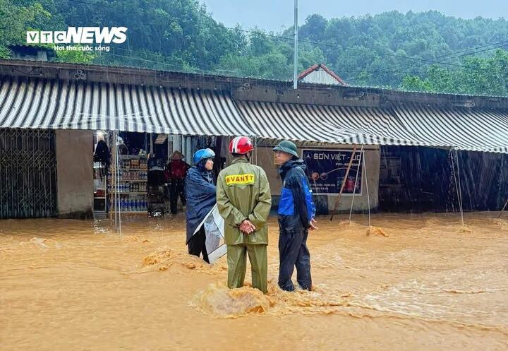 Hiện, lực lượng chức năng các địa phương đang tìm cách tiếp cận các hộ dân đang bị ngập lụt, cô lập.