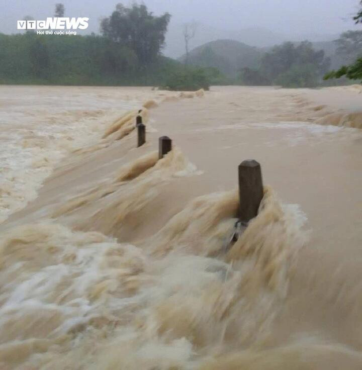 Trả lời Báo Điện tử VTC News, ông Đỗ Đình Minh (Chủ tịch UBND xã Xuân Chinh) cho biết, lực lượng chức năng địa phương đang tiếp cận hiện trường, xác minh việc có 3 công nhân trên địa bàn bị mất tích, nghi do nước lũ cuốn trôi.