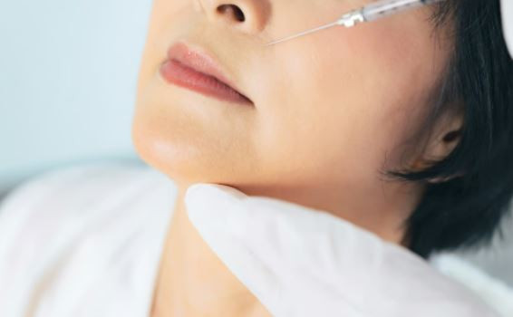 Người phụ nữ 58 tuổi gây phẫn nộ vì lấy tiền học của cháu nội đi xóa nếp nhăn - Ảnh 1.