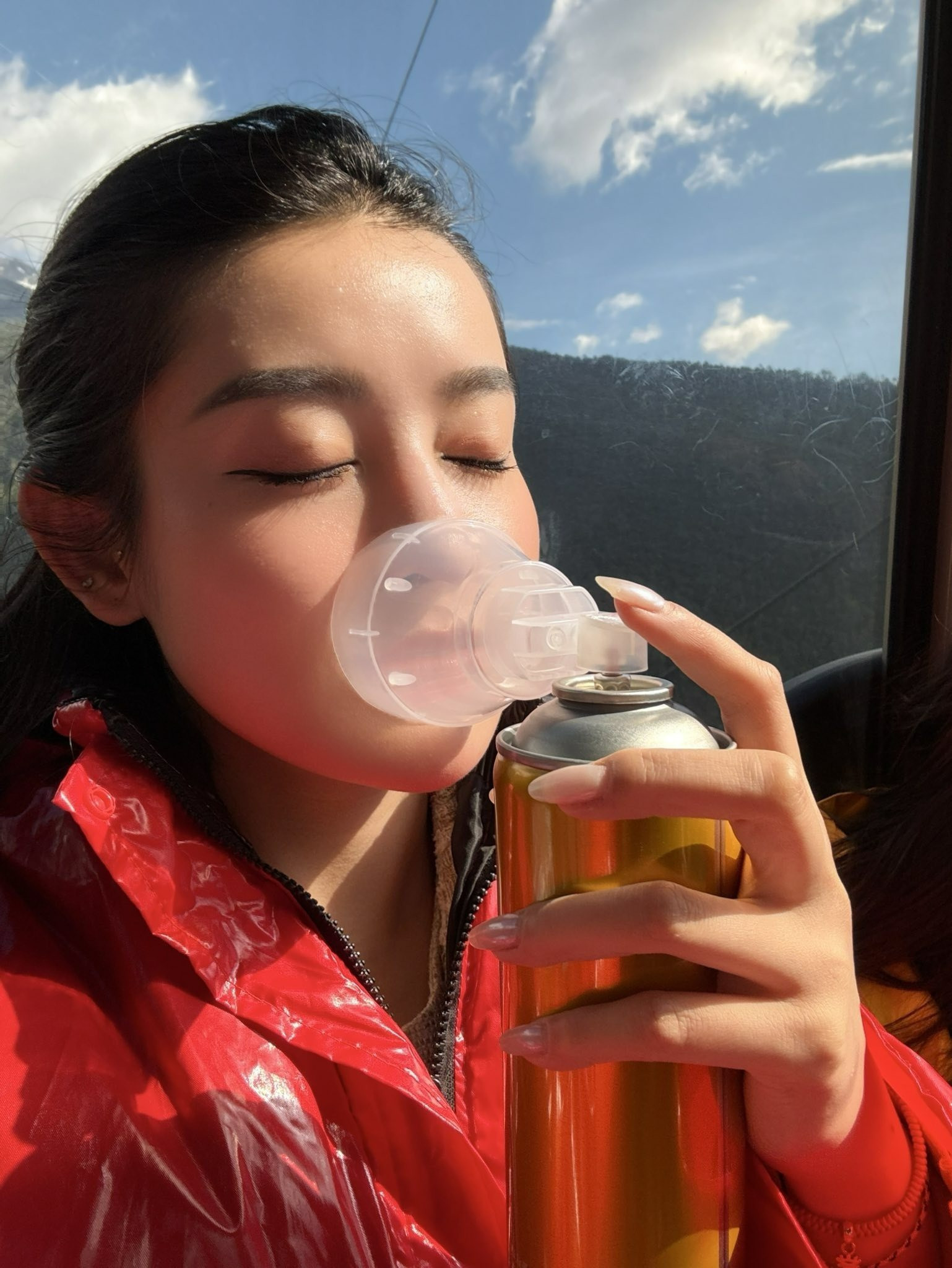 Thót tim cảnh Á hậu Vbiz té ngã trong biệt thự bạc tỷ