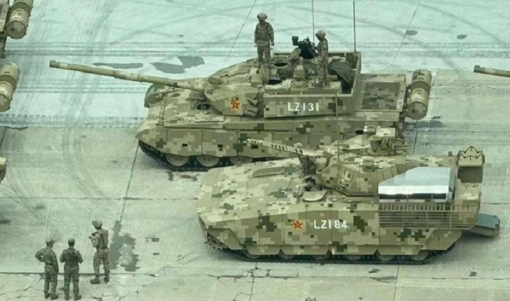 Xe chiến đấu bọc thép thế hệ tiếp theo của Trung Quốc và xe tăng Type 99A. Ảnh Military Watch